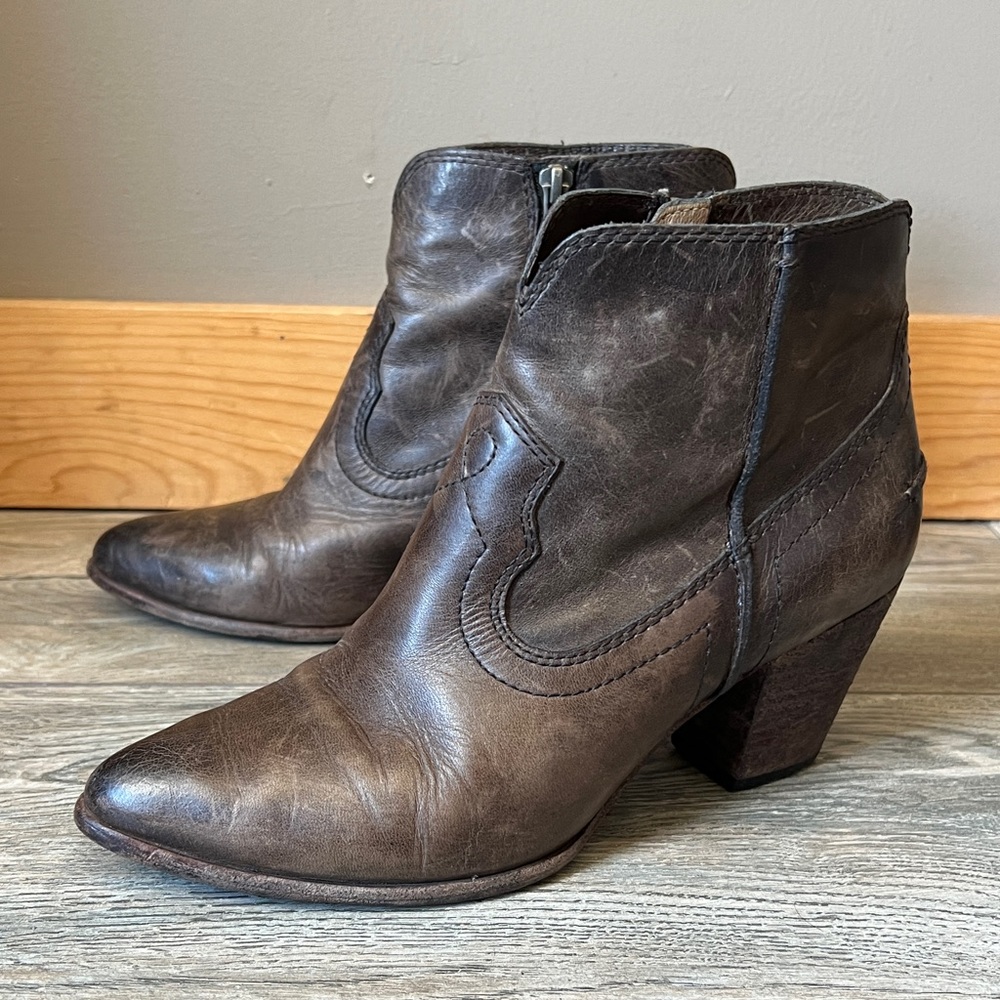 Frye Regina leather botties